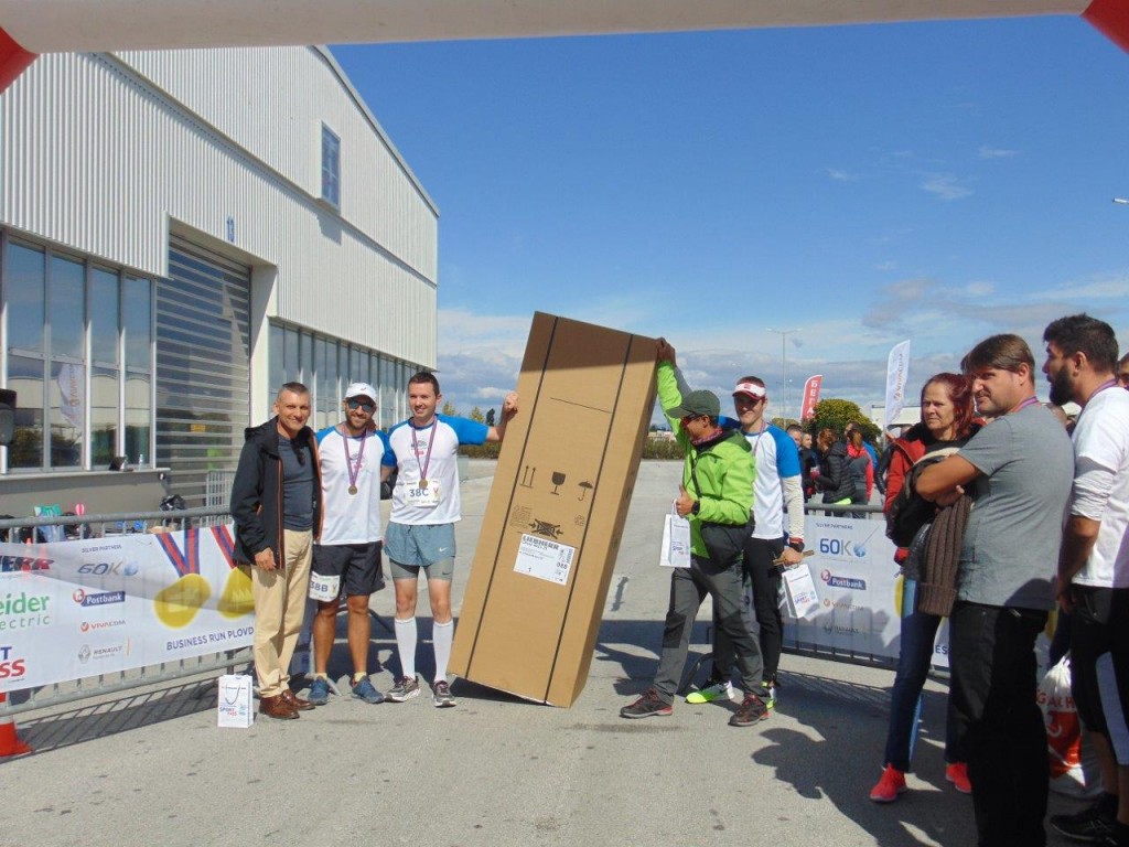 1-1. Krasimir Kirkov (vljavo) s otbora pobeditel Maraton Plovdiv i nagradata hladilnik